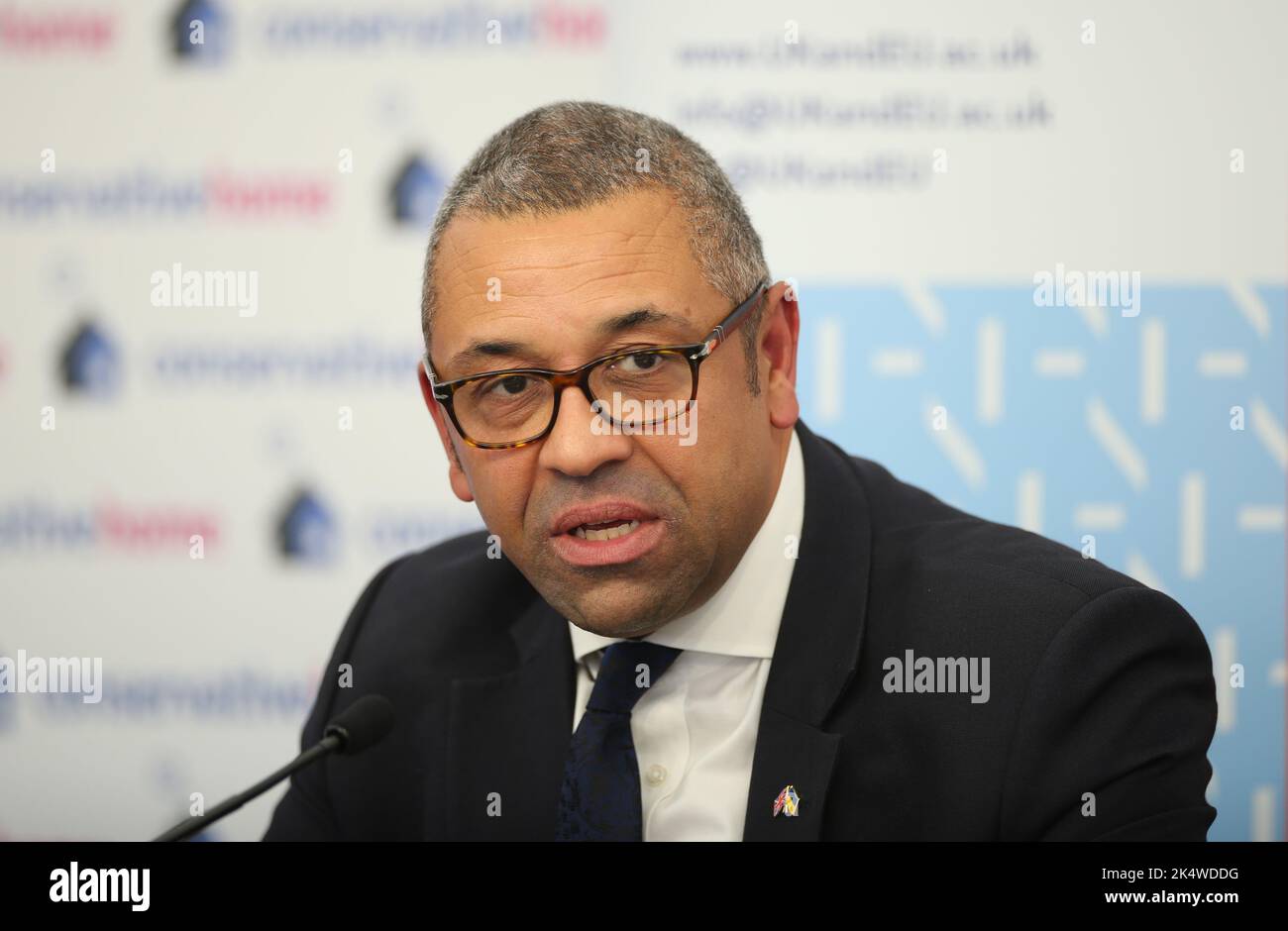 Birmingham, Regno Unito. 4 ottobre 2022. James, Segretario di Stato per gli Affari esteri, del Commonwealth e dello sviluppo, interviene con intelligenza durante la conferenza annuale del Partito conservatore presso l'International Convention Centre di Birmingham. Data immagine: Martedì 4 ottobre 2022. Credit: Isabel Infantes/Empics/Alamy Live News Foto Stock