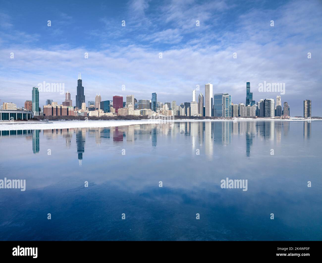 Chicago City Skyline e Frozen Lake Michigan in inverno, Illinois, USA Foto Stock