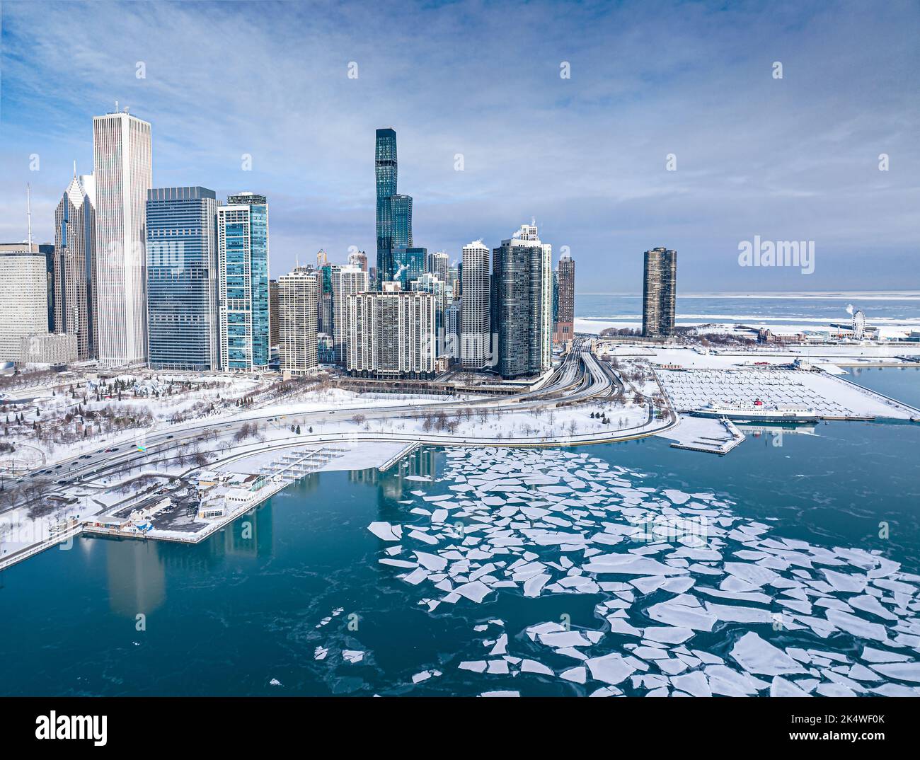 Vista aerea dello skyline della città di Chicago con Lakeshore Drive e Frozen Lake Michigan in inverno, Illinois, USA Foto Stock