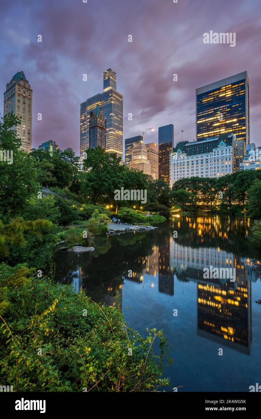 Central Park e lo skyline della città al crepuscolo, Manhattan, New York, USA Foto Stock