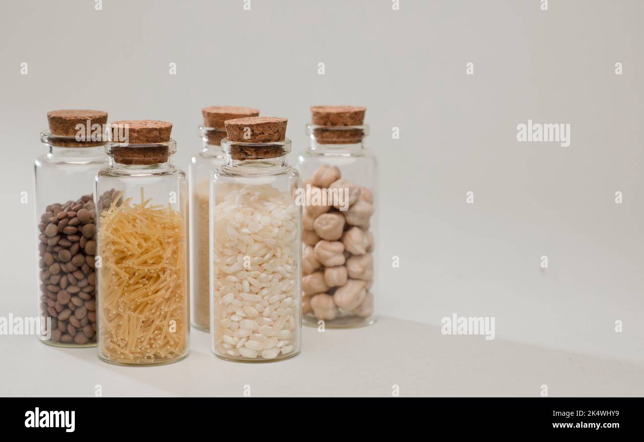 deposito di emergenza di cibo in vasetti di vetro con tappi Foto Stock