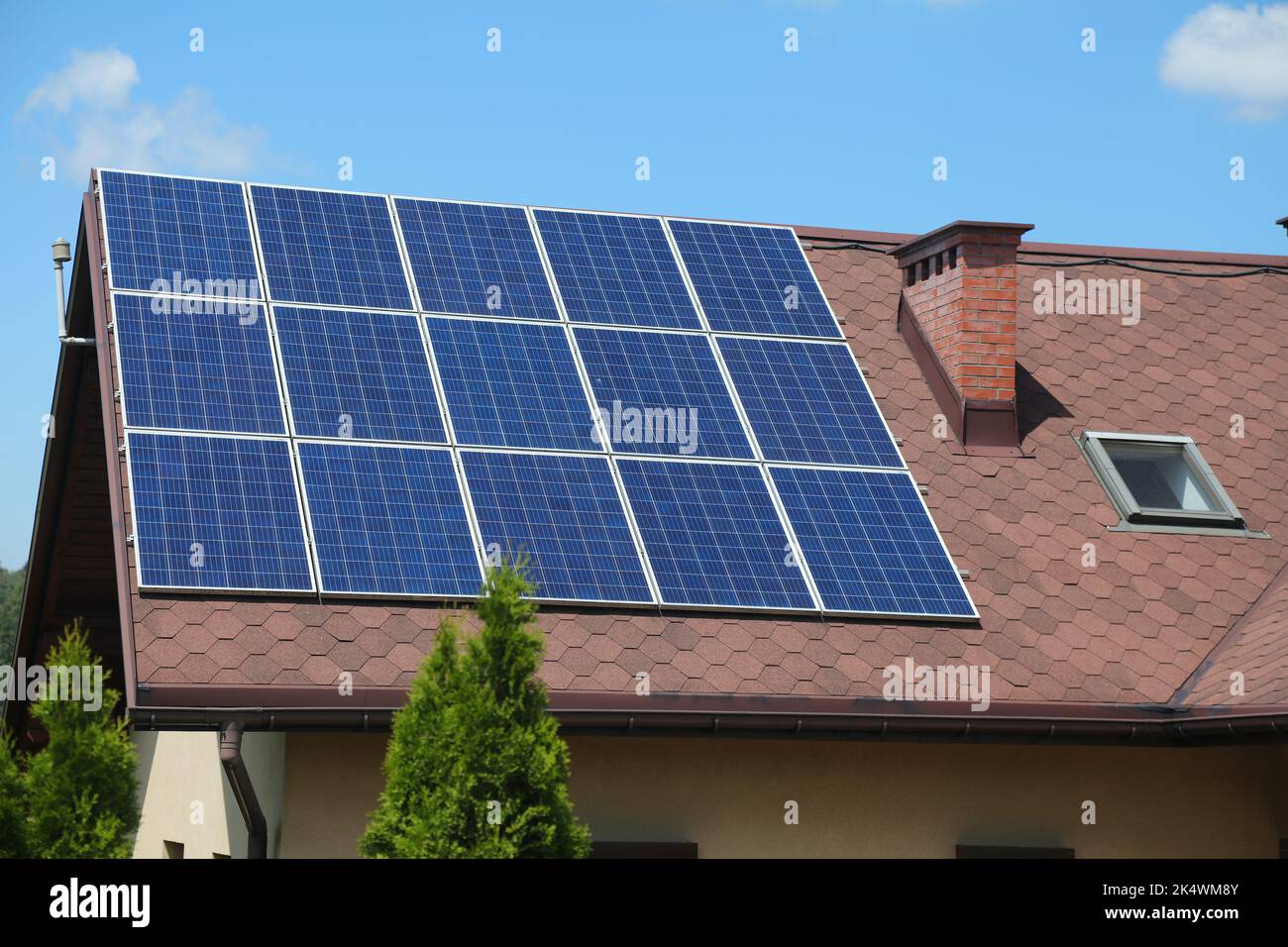 Pannelli solari su tetto generico casa. Produzione di energia fotovoltaica nei pressi di Bielsko-Biala, Polonia. Foto Stock