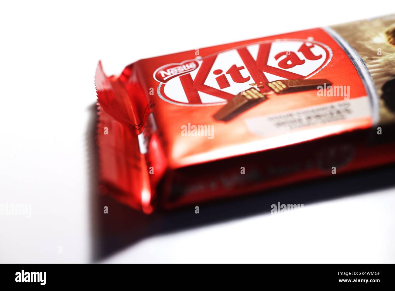 Kit Kat (stilizzato come KitKat in vari paesi) è una confezione di cialda di wafer ricoperta di cioccolato creata da Rowntree's di York, Regno Unito, ed è ora prodotta a livello globale da Nestlé. Foto Stock