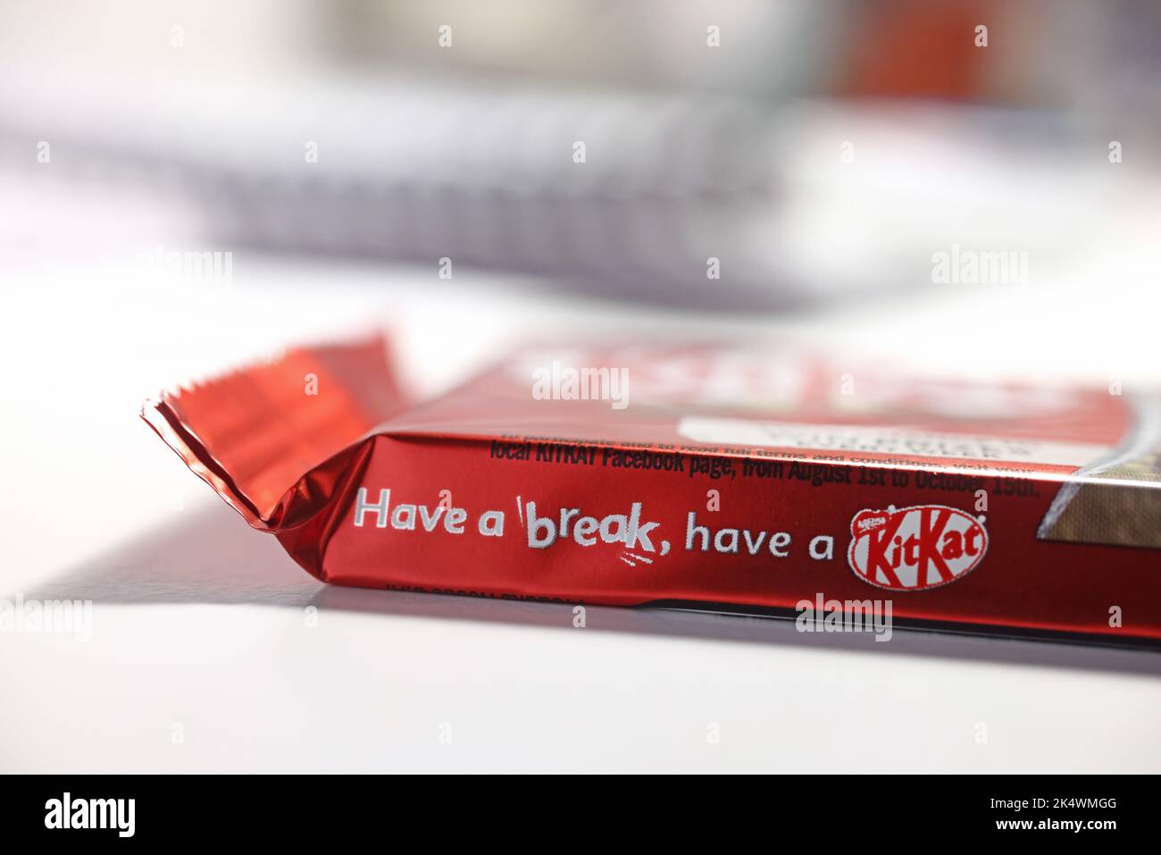 Kit Kat (stilizzato come KitKat in vari paesi) è una confezione di cialda di wafer ricoperta di cioccolato creata da Rowntree's di York, Regno Unito, ed è ora prodotta a livello globale da Nestlé. Foto Stock