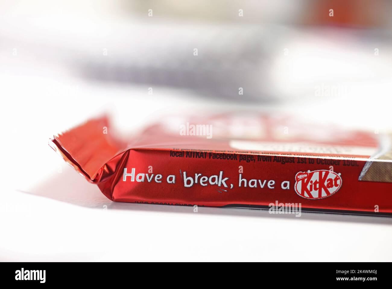 Kit Kat (stilizzato come KitKat in vari paesi) è una confezione di cialda di wafer ricoperta di cioccolato creata da Rowntree's di York, Regno Unito, ed è ora prodotta a livello globale da Nestlé. Foto Stock