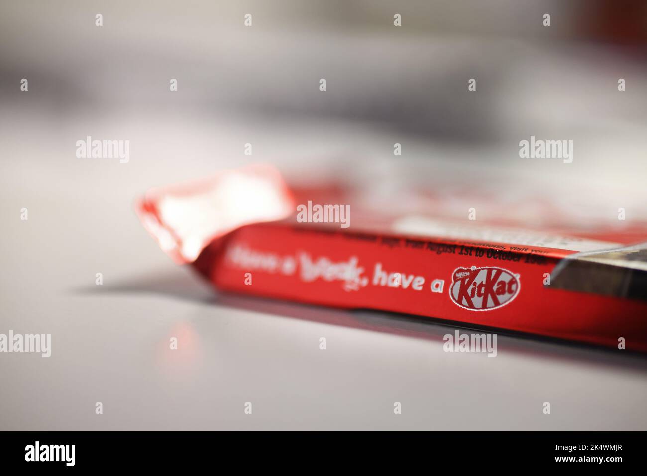 Kit Kat (stilizzato come KitKat in vari paesi) è una confezione di cialda di wafer ricoperta di cioccolato creata da Rowntree's di York, Regno Unito, ed è ora prodotta a livello globale da Nestlé. Foto Stock