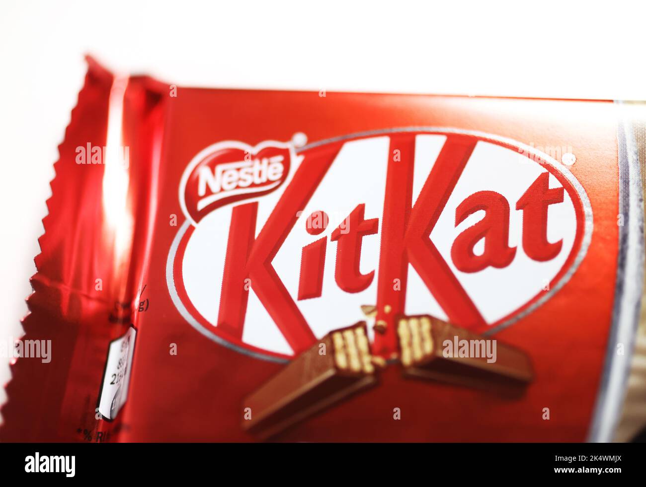 Kit Kat (stilizzato come KitKat in vari paesi) è una confezione di cialda di wafer ricoperta di cioccolato creata da Rowntree's di York, Regno Unito, ed è ora prodotta a livello globale da Nestlé. Foto Stock