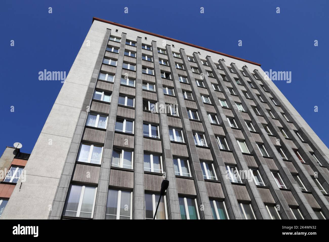 CHORZOW, POLONIA - 7 APRILE 2018: Grattacielo monumentale KKO a Chorzow, Polonia. L'edificio residenziale è stato costruito nel 1937. Acciaio e mattoni const Foto Stock