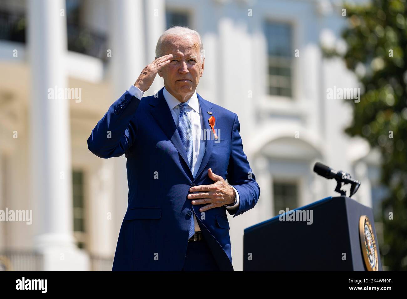 Washington, Stati Uniti. 11 luglio, 2022. Il presidente degli Stati Uniti Joe Biden, saluta durante un evento per celebrare il passaggio del Bipartisan Safer Communities Act, sul prato meridionale della Casa Bianca, 11 luglio 2022, a Washington, D.C. Washington, Stati Uniti. 11 luglio, 2022. Foto Stock