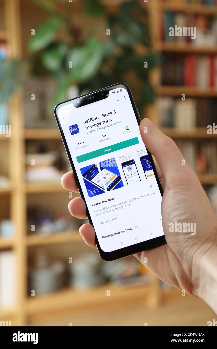VARSAVIA, POLONIA - 29 GENNAIO 2021: Utente che installa l'app di viaggio ufficiale della compagnia aerea Jet Blue su uno smartphone Android OS, di marca Xiaomi. Foto Stock