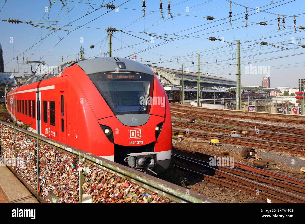 COLONIA, GERMANIA - 22 SETTEMBRE 2020: Treno regionale della Deutsche Bahn (Ferrovie tedesche) con partenza dalla stazione centrale (Hauptbahnhof) di Colonia, Germania. Foto Stock
