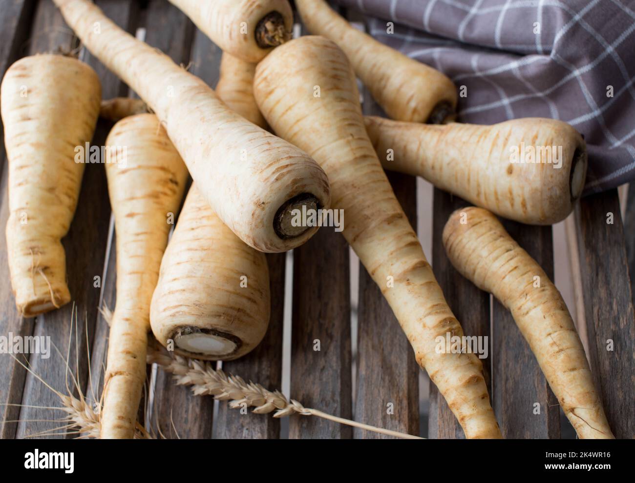 Pastinelli freschi su sfondo di legno Foto Stock