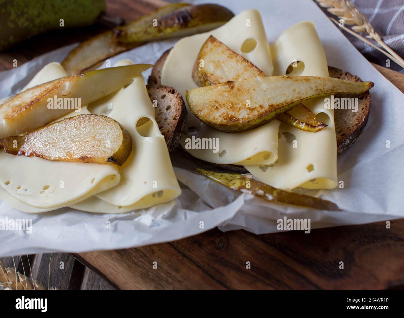 Panino di formaggio e frutta con formaggio edam, pere tostate e pane di pasta madre tostato Foto Stock