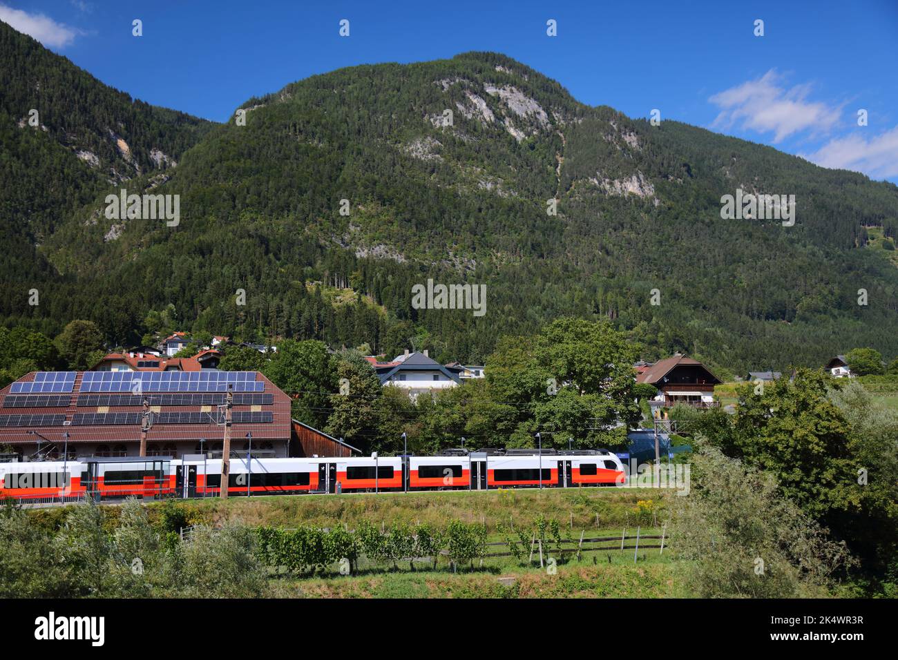 Treno regionale passeggeri in Austria. Linee ferroviarie in Austria. Puch bei Villach, stazione vicino a Weissenstein in Carinzia. Foto Stock