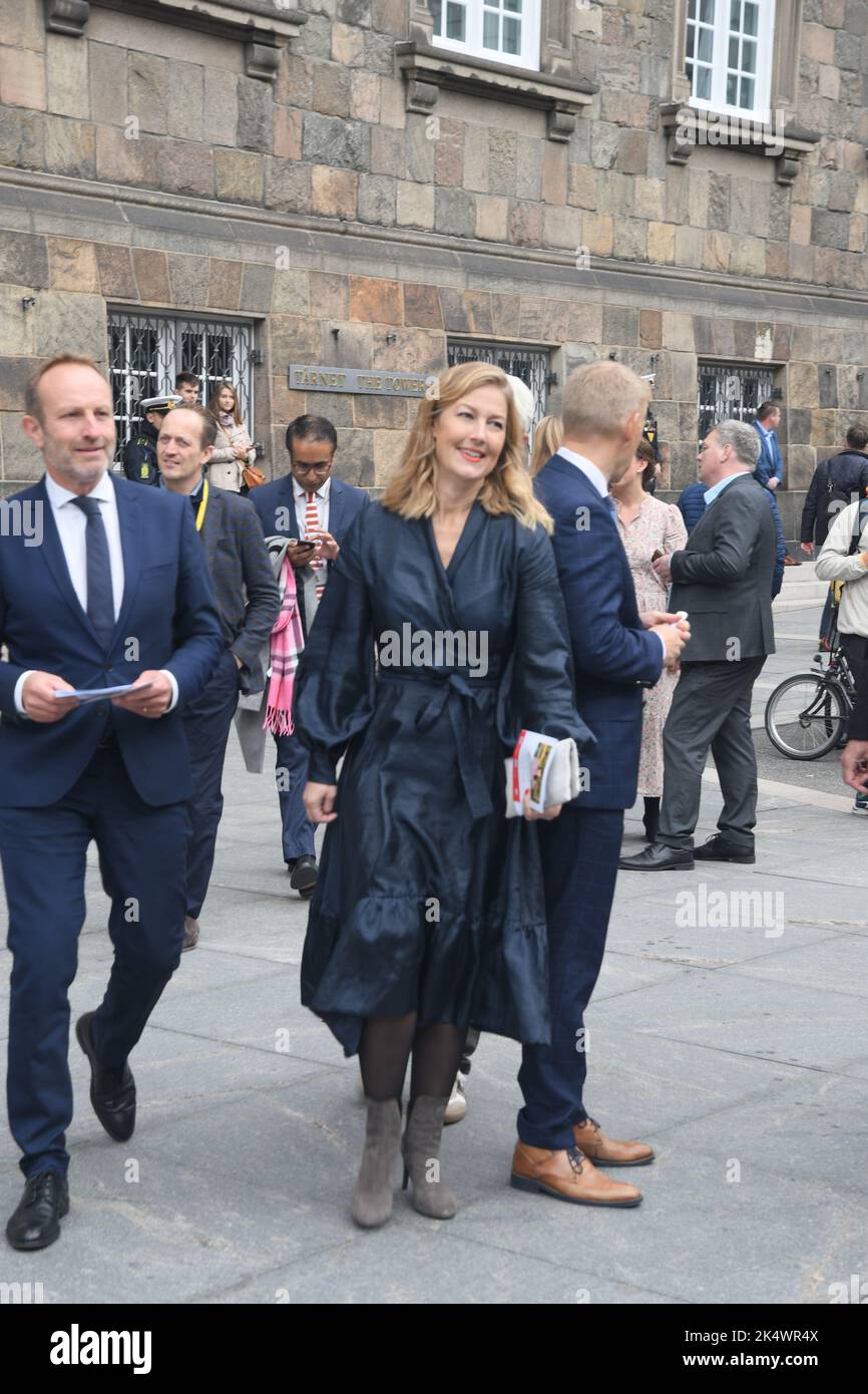 Copenahgen /Denmark/04 OIctober 2022/MS.Sofie Cartsen leader Nielsen del partito politico danese Radikale ventre Radical eper vuole elezioni anticipate , arriva al parlamento danese che apre oggi christiansborg. (Foto. Foto di Francis Joseph Dean/Dean. Foto Stock