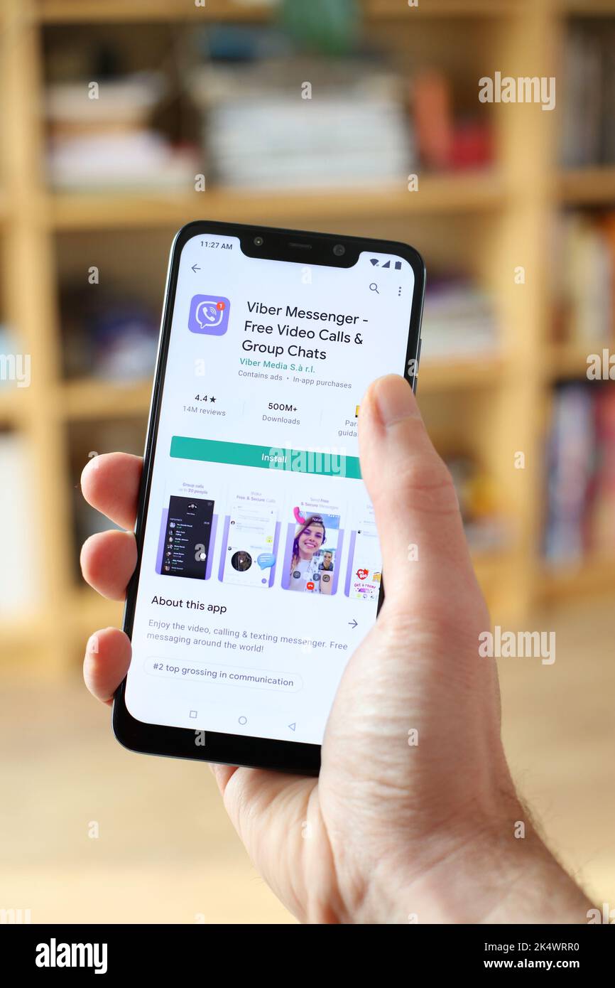VARSAVIA, POLONIA - 29 GENNAIO 2021: Utente che installa l'app di chat e teleconferenza di Viber Messenger su un sistema operativo Android, smartphone Xiaomi. Foto Stock