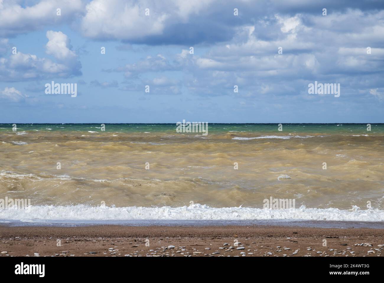 Paesaggio di spiaggia vuota con acqua di mare burrascoso, foto naturale scattata sulla costa del Mar Nero in una giornata di sole, Crimea Foto Stock