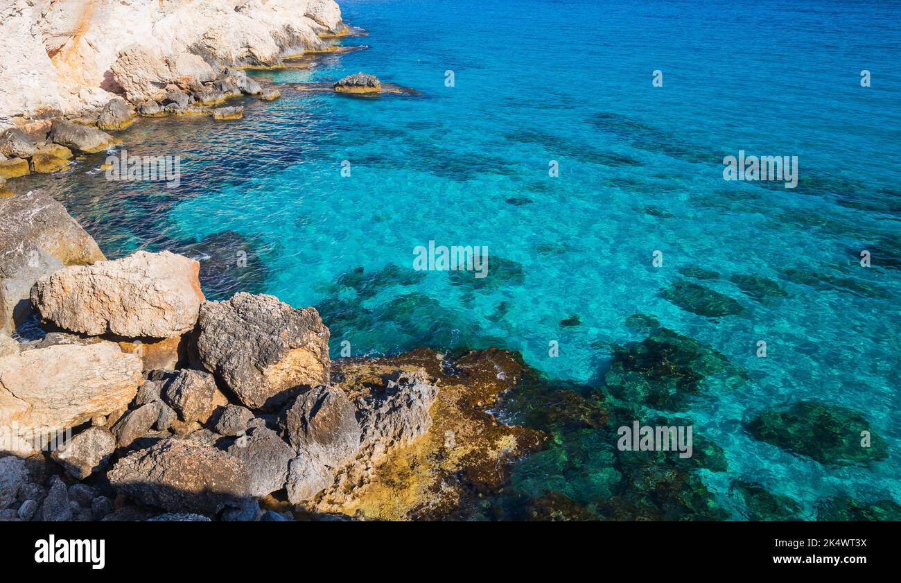 Tranquilla laguna e rocce costiere del Mar Mediterraneo. Paesaggio estivo di Ayia Napa, Cipro Foto Stock