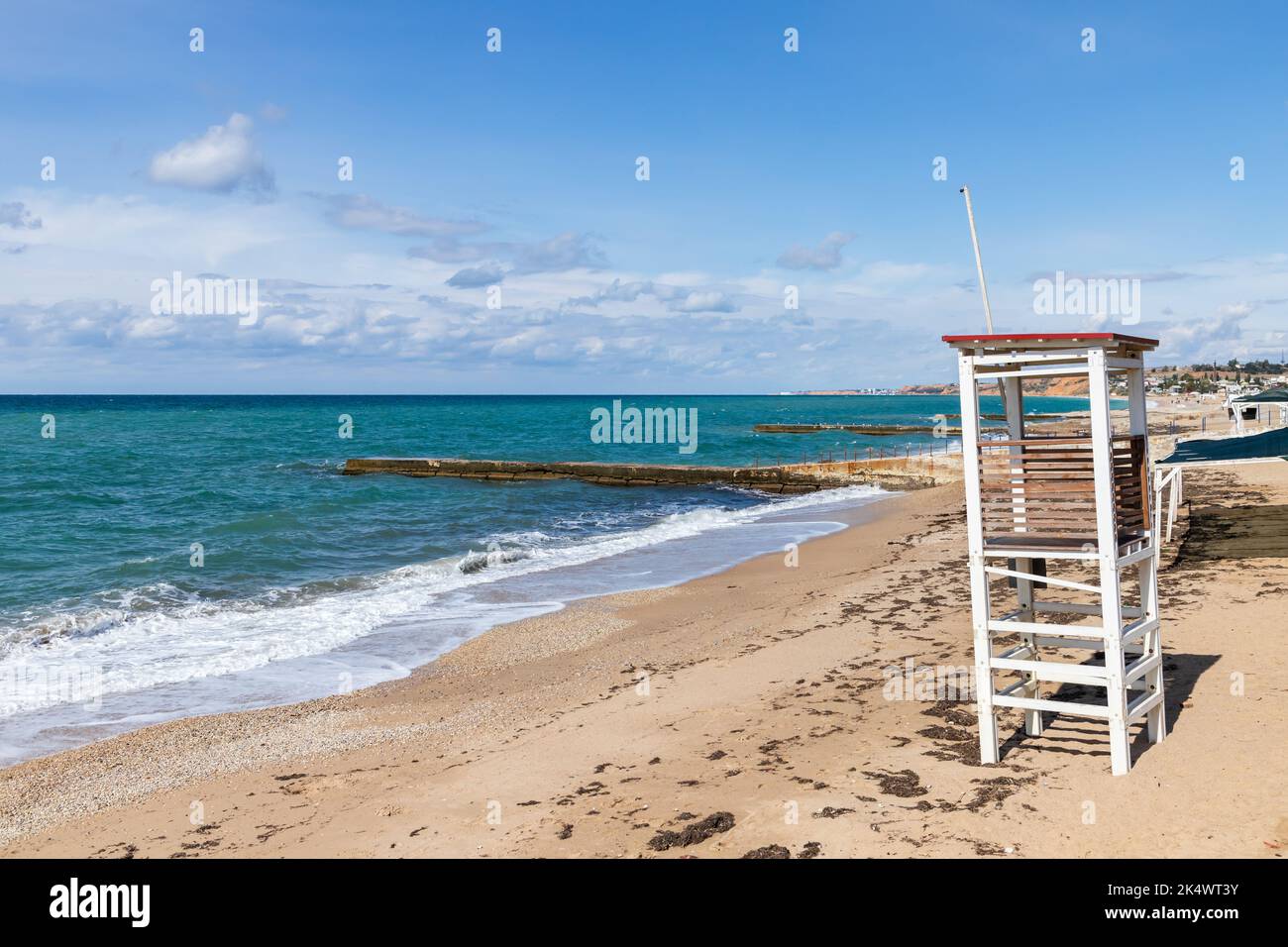 Una torre di salvataggio sulla spiaggia vuota. Costa del Mar Nero, paesaggio di Crimea Foto Stock