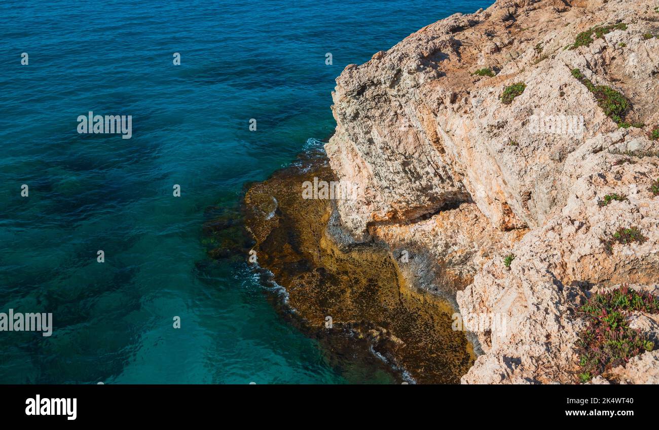 Rocce costiere e laguna del Mar Mediterraneo. Paesaggio estivo di Ayia Napa, Cipro Foto Stock