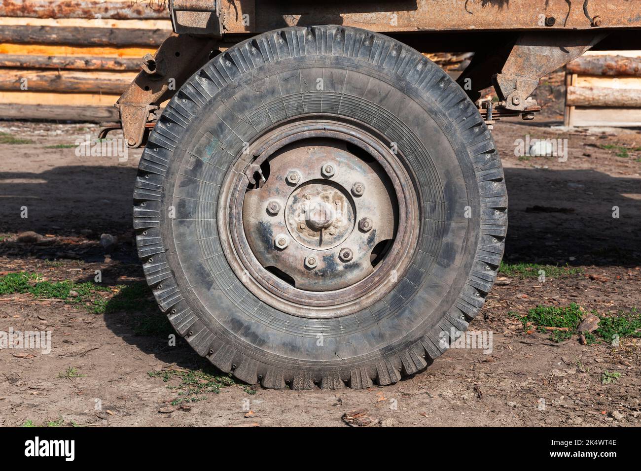 Foto ravvicinata della vecchia ruota arrugginita del camion, vista frontale Foto Stock
