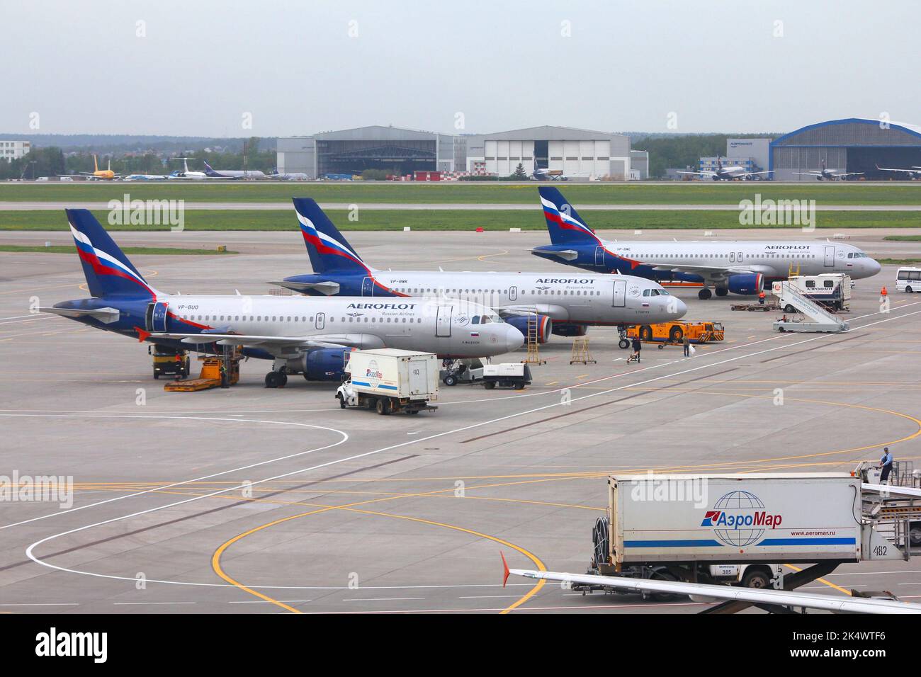 Mosca, RUSSIA - 12 MAGGIO 2012: Aeroflot Russian Airlines flotta all'aeroporto Sheremetyevo di Mosca, Russia. Sheremetyevo (SVO) è l'aeroporto più trafficato di Ru Foto Stock