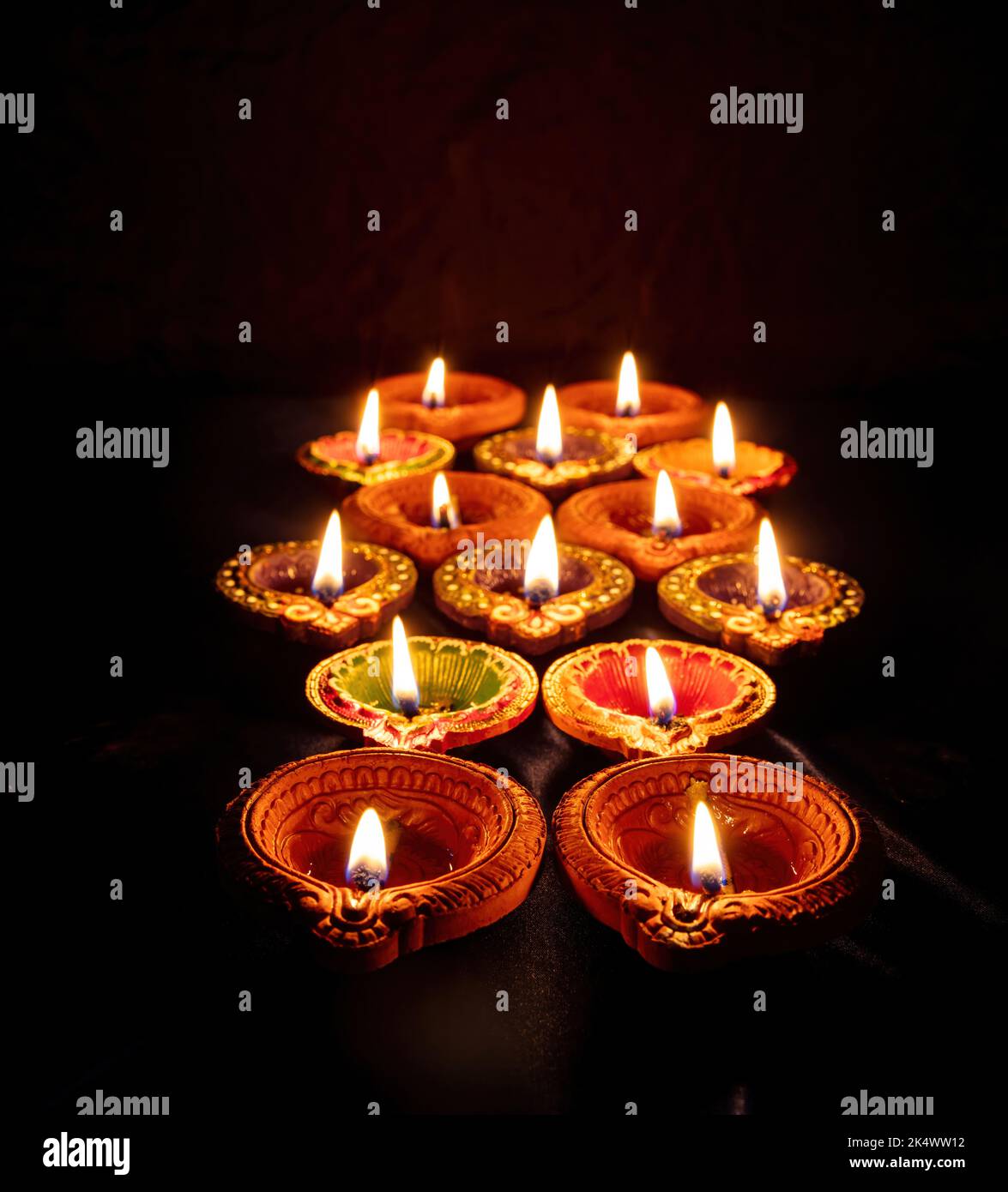 Diwali. Deepavali Hindu festival di luci. Candela diya di argilla. Spia dell'olio accesa su sfondo scuro Foto Stock