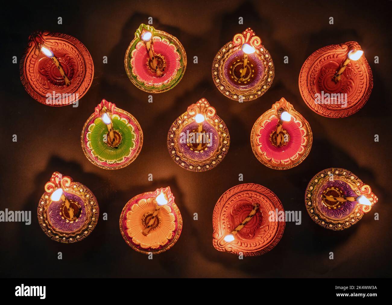 Diwali, Deepavali Hindu Festival di luci celebrazione. Lampada DIYA a olio accesa su sfondo nero, vista dall'alto. Foto Stock