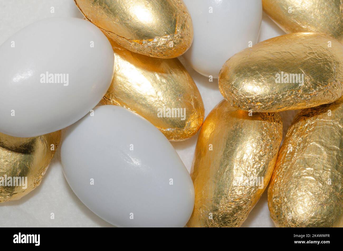 Confetti di fondo bianchi e dorati Foto Stock