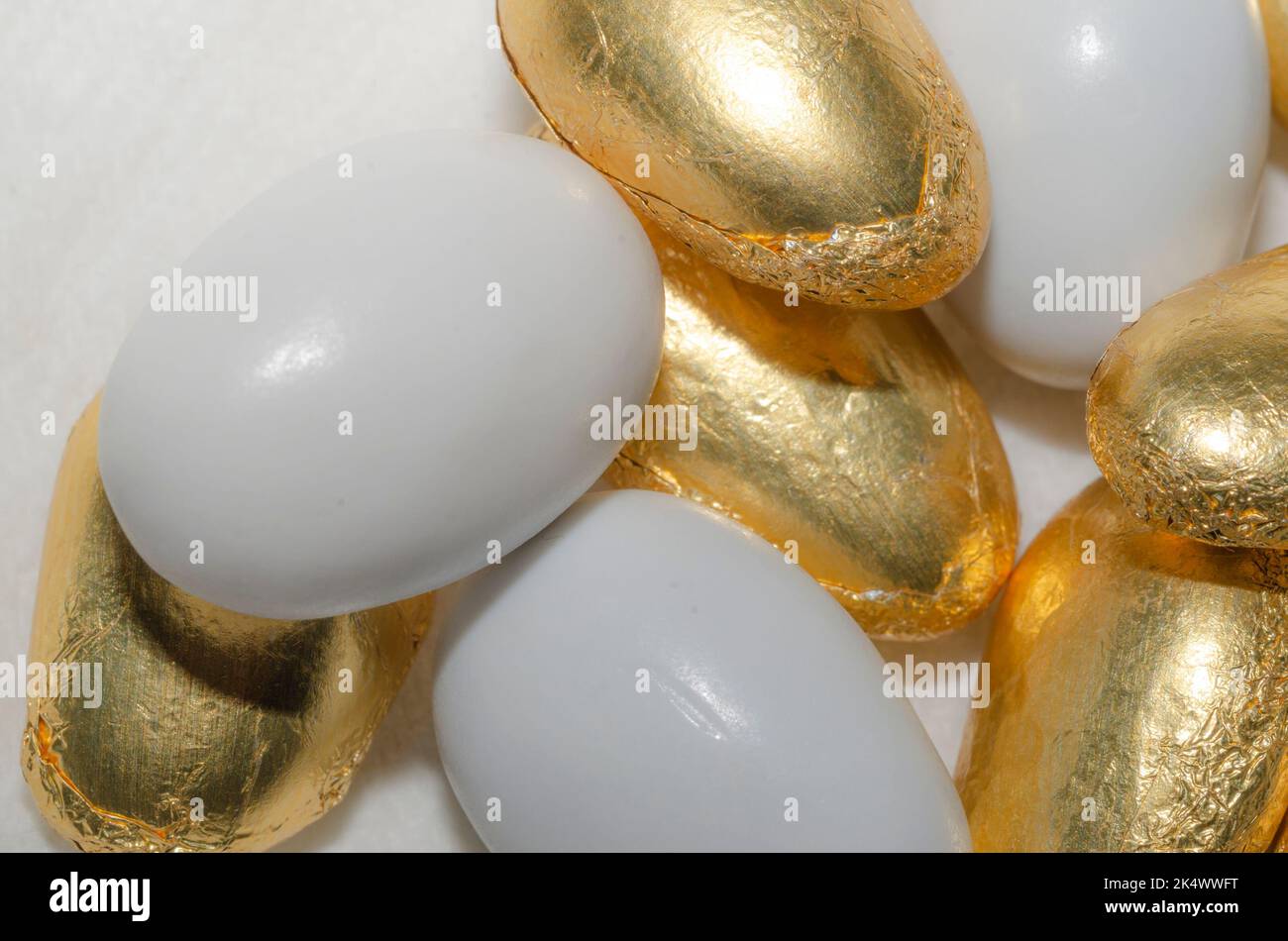 Confetti di fondo bianchi e dorati Foto Stock