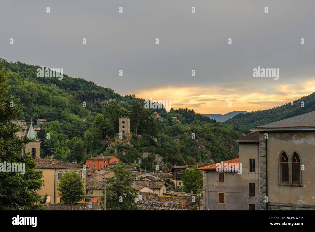 Vista panoramica del paese di Fiumalbo al tramonto - Modena - Italia Foto Stock