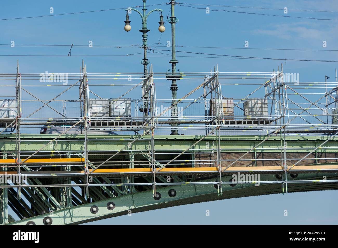 Il vecchio ponte in acciaio è in fase di ristrutturazione Foto Stock