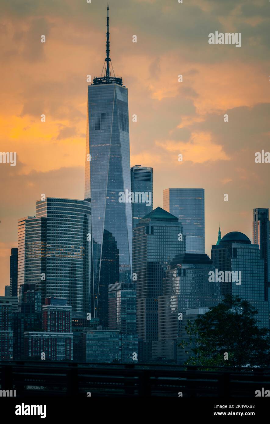 Skyline di New York al tramonto, grande grattacielo di mele, vista classica urbana Foto Stock