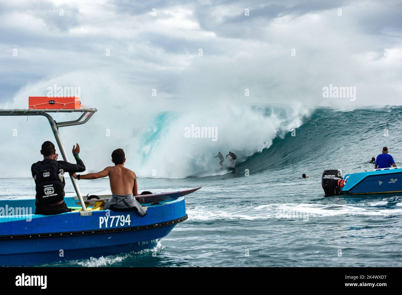 SURF i surfisti tahitiani Tikanui Smith e Tuhiti Haumani stanno facendo la stessa ondata di surf tow-in a Teahupoo durante un enorme swell il 12 settembre 2014 a Teahupoo a Tahiti, Polinesia francese - Foto: Julien Girardot/DPPI/LiveMedia Foto Stock