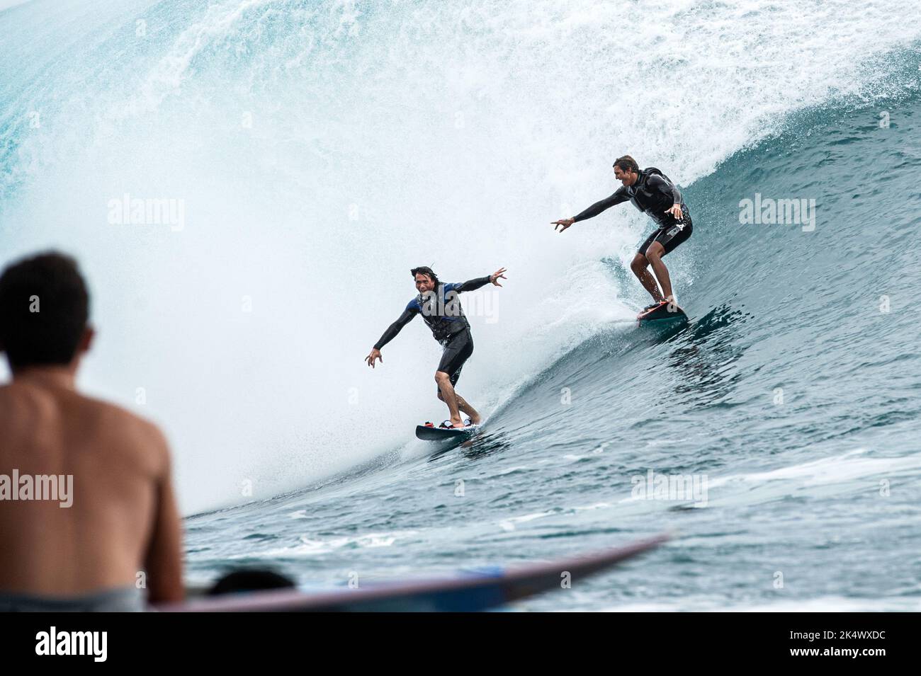 SURF i surfisti tahitiani Tikanui Smith e Tuhiti Haumani stanno facendo la stessa ondata di surf tow-in a Teahupoo durante un enorme swell il 12 settembre 2014 a Teahupoo a Tahiti, Polinesia francese - Foto: Julien Girardot/DPPI/LiveMedia Foto Stock