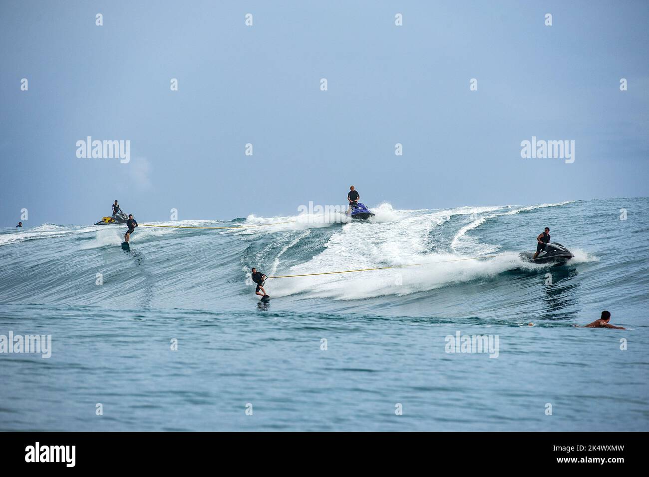 SURF il surfista hawaiano Bruce ferri trainati da Laird Hamilton e il surfista australiano Dylan Longbottom trainato-in dal pilota locale delle onde grandi Raimana Van Bastolaer a Teahupoo durante un grande rigonfiamento il 12 settembre 2014 a Teahupoo in Tahiti, Polinesia francese - Foto: Julien Girardot/DPPI/LiveMedia Foto Stock