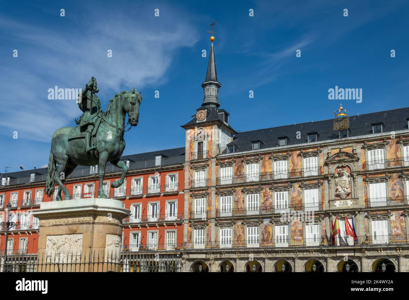 Statua equestriale del re Filippo III in Plaza Mayor a Madrid, Spagna Foto Stock