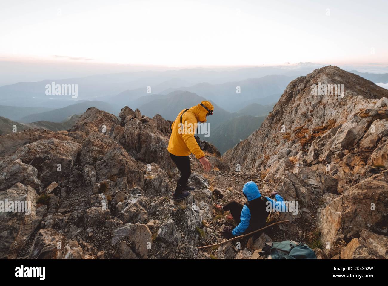 Escursionisti che si arrampicano sulla cima del Mont Valier, Pirenei Foto Stock