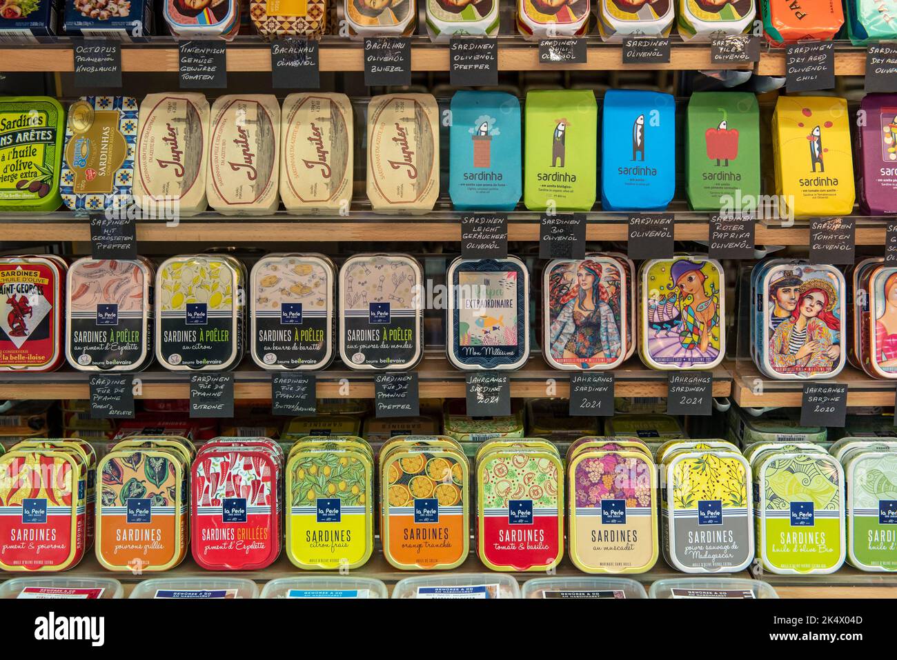 Vetrata con lattine di sardina, Vienna, Austria Foto Stock