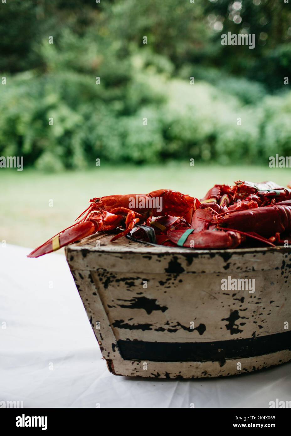Aragoste rosse bollite su un tavolo all'aperto Foto Stock