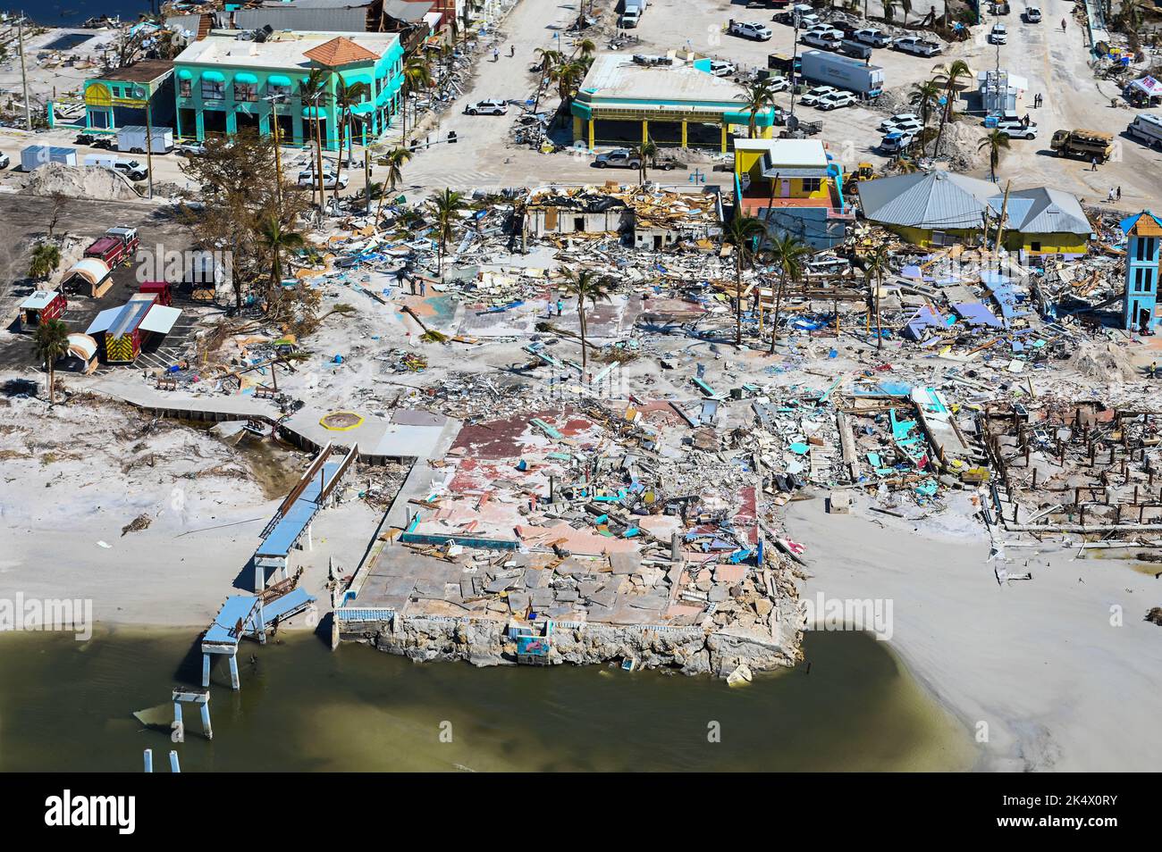 Devastazione dall'uragano Ian lungo Fort Myers Beach presso il molo di pesca di Fort Myers sulla costa sud-occidentale della Florida, dove le operazioni di ricerca e salvataggio erano in corso il 1 ottobre 2022. (USA) Foto Stock