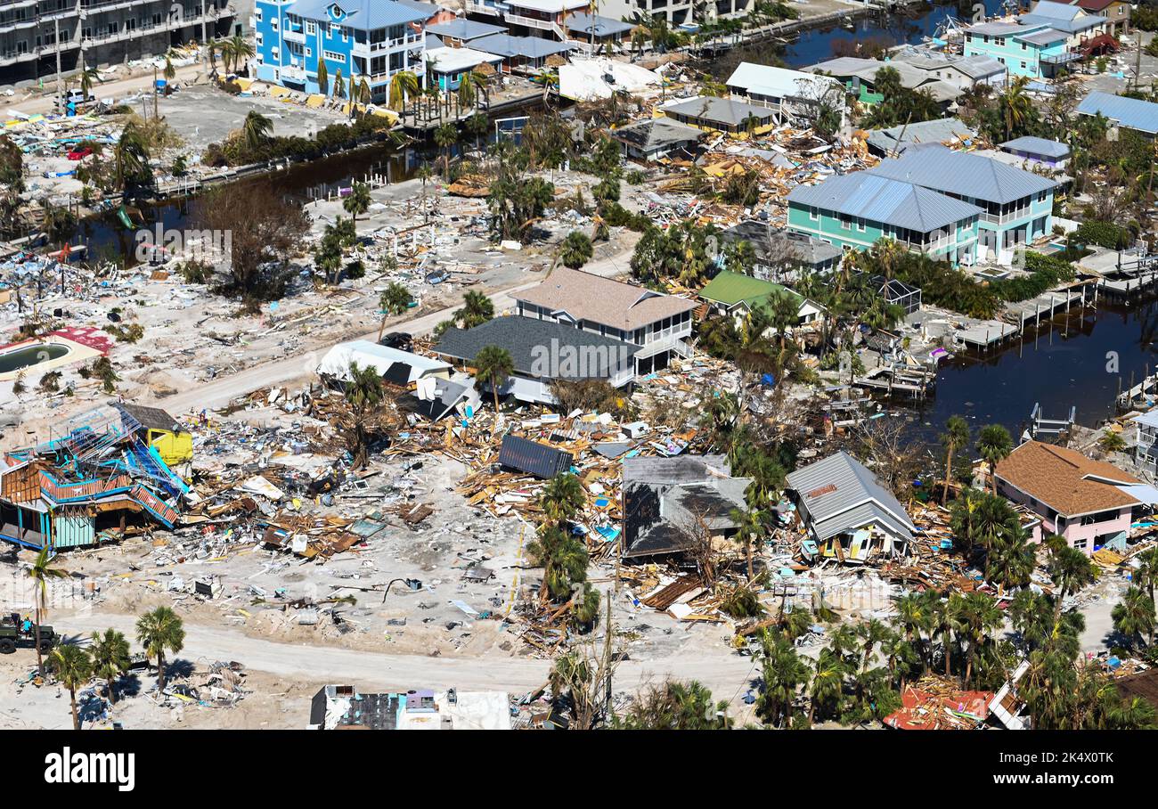 Vista aerea il 1 ottobre 2022, dei danni catastrofici causati dall'uragano Ian a Fort Myers Beach, Florida, dove la città balneare del resort ha subito un colpo diretto dalla tempesta di categoria 4 tre giorni prima. Foto Stock
