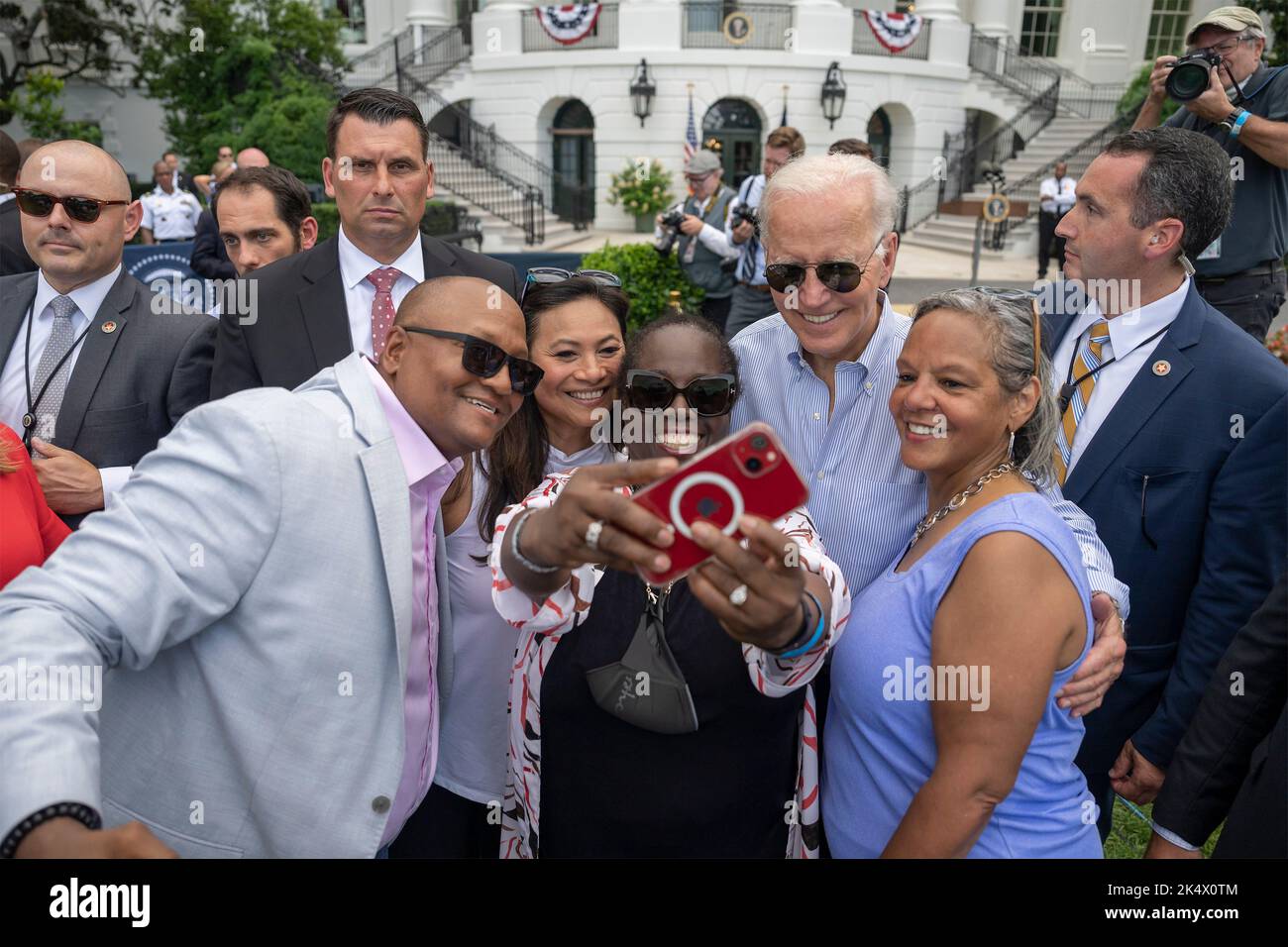 Washington, Stati Uniti. 12 luglio, 2022. Il presidente degli Stati Uniti Joe Biden, prende un selfie con gli ospiti invitati al picnic congressuale sul prato sud della Casa Bianca, 12 luglio 2022, a Washington, D.C. Credit: Adam Schultz/White House Photo/Alamy Live News Foto Stock