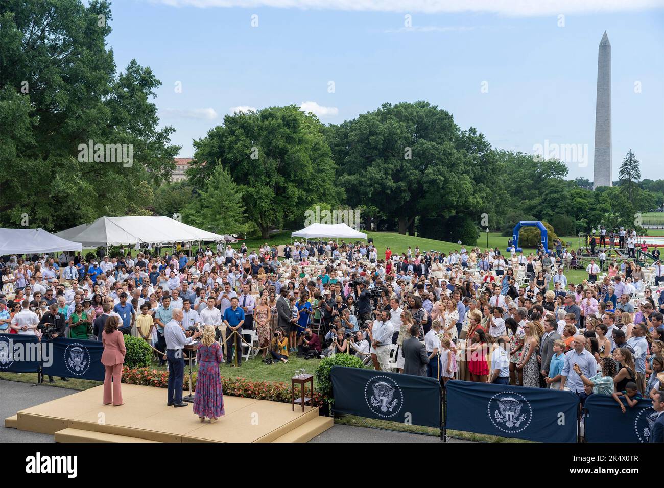 Washington, Stati Uniti. 12 luglio, 2022. Il presidente degli Stati Uniti Joe Biden, consegna le osservazioni al picnic congressuale ha Unito la prima signora Jill Biden, destra e il vicepresidente Kamala Harris, sinistra, sul prato sud della Casa Bianca, 12 luglio 2022, a Washington, D.C. accreditamento: Adam Schultz/Casa Bianca Foto/Alamy Live News Foto Stock