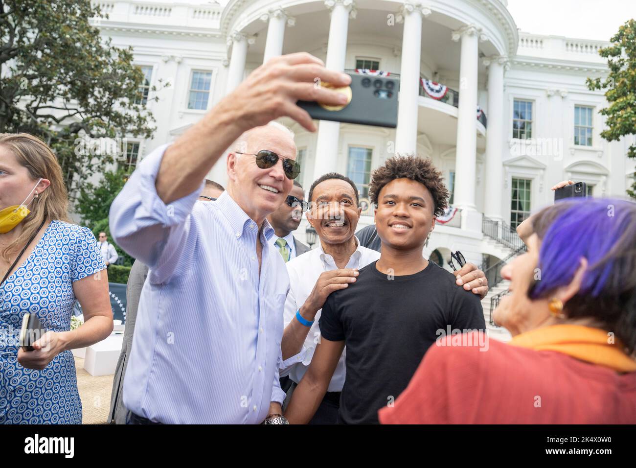 Washington, Stati Uniti. 12 luglio, 2022. Il presidente degli Stati Uniti Joe Biden, prende un selfie con il congressista del Maryland Kweisi Mfume e suo nipote al picnic congressuale sul prato sud della Casa Bianca, 12 luglio 2022, a Washington, D.C. Credit: Adam Schultz/White House Photo/Alamy Live News Foto Stock