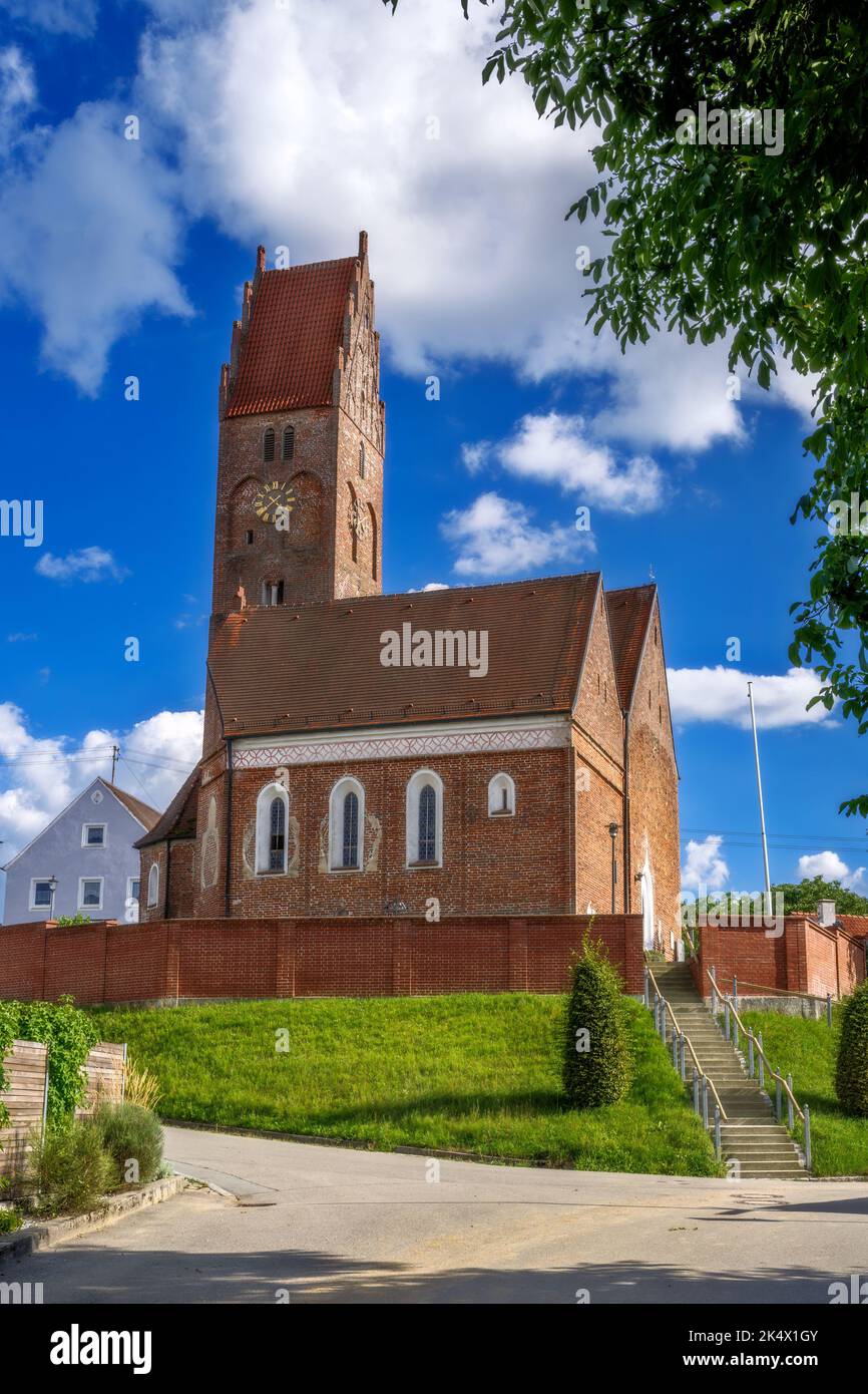 La chiesa di San Petrus und Paulus nel villaggio di Ebrantshausen in una zona chiamata Hallertau (Baviera, Germania) Foto Stock