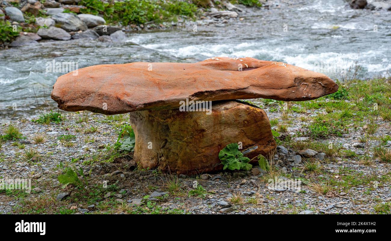 Tavola composta da due grandi rocce brune sulla riva di un torrente di montagna nel Tirolo orientale, Austria Foto Stock