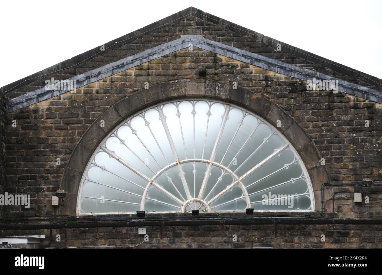 La finestra in vetro a forma di ferro presso la stazione di Buxton, Derbyshire Peak District, il sopravvissuto di una coppia costruita nel 1836. È classificato e protetto di grado II. Foto Stock