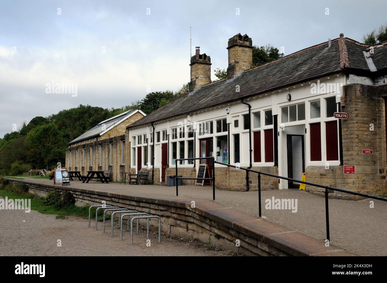 La Sala del rinfresco alla Stazione Miller Dale nel Peak District. La caffetteria restaurata è molto popolare tra ciclisti e escursionisti sul Monsal Trail Foto Stock