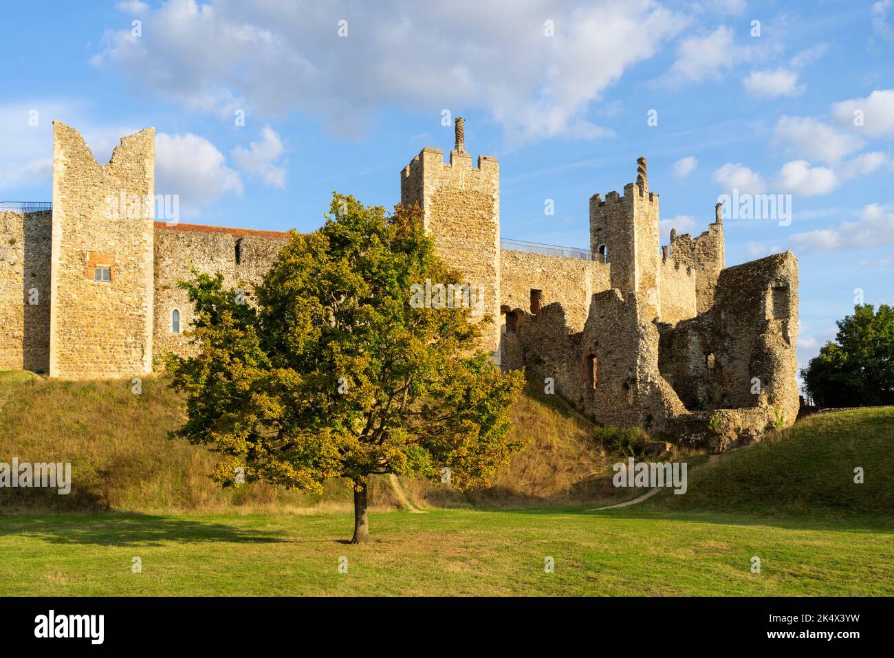 Luce serale, pareti del castello di Framlingham, cortina e bastioni della corte inferiore, castello di Framlingham, Regno Unito, Framlingham, Suffolk, Inghilterra, Regno Unito, Europa Foto Stock